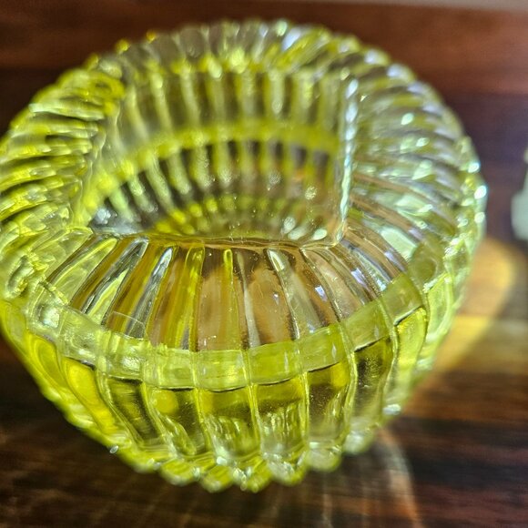 VINTAGE YELLOW GLASS COVERED DISH FOR JEWELRY OR WHAT NOT PRETTY YELLOW COLOR - Picture 1 of 6